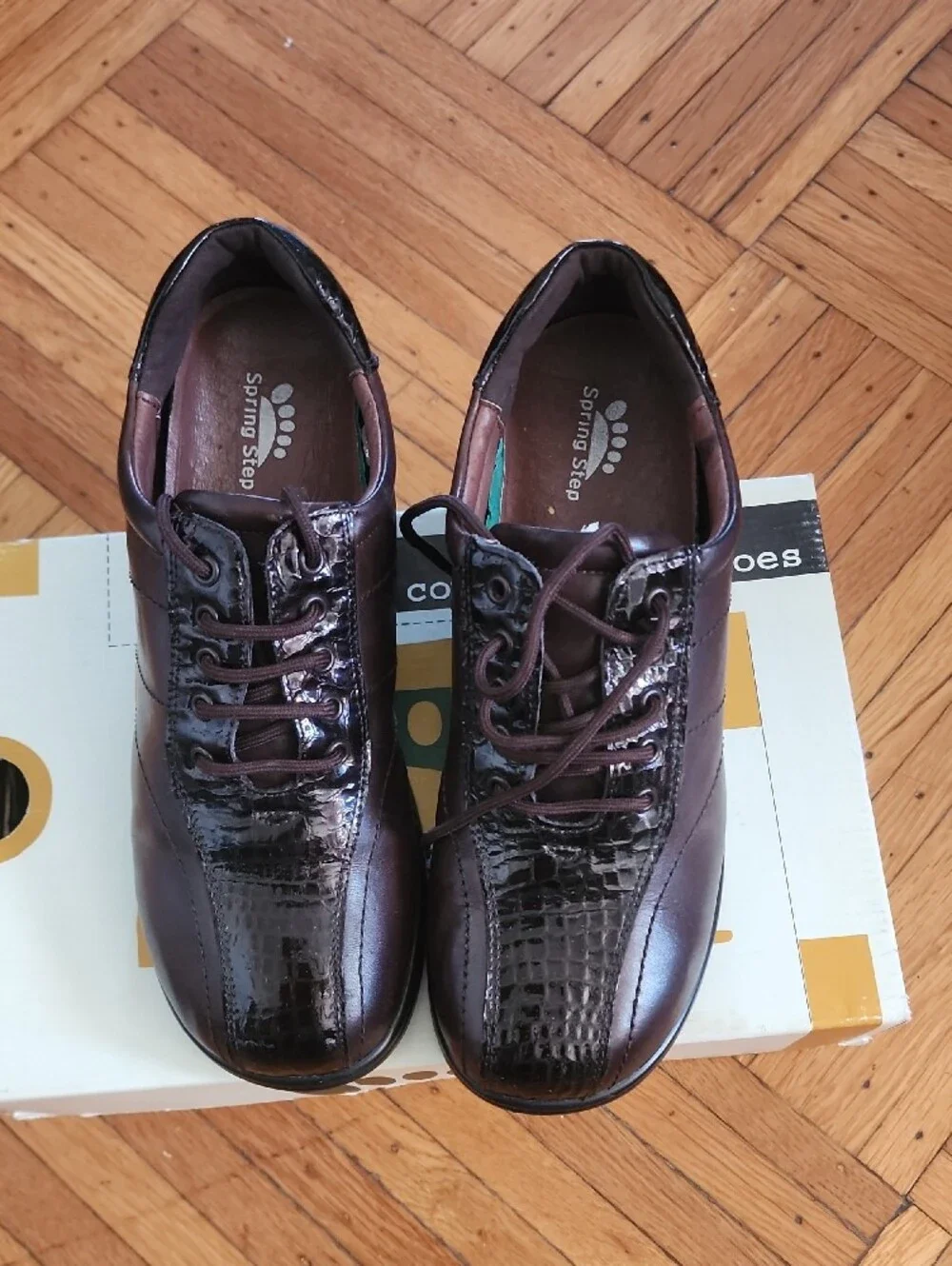 Spring Step Kid’s Dark Brown Lace-Up Oxford with Croc Texture. Like New